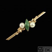 14k Gold Brooch with Jade and Pearls.