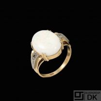 14k Gold Ring Ring with Opal and Diamonds.