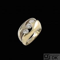 14k Gold Ring with three Diamonds. Total 1,10ct.