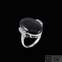 14k White Gold Ring with Onyx and Diamonds. Total 0.06ct.