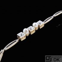 14k Yellow & White Gold Bracelet with Oriental Pearls and Diamonds. Total 0,3ct.