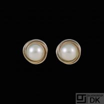 18k Yellow & White Gold Earrings with Pearl.