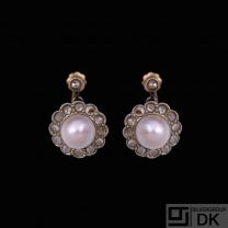18k Gold Earrings with Pearl and Diamonds.