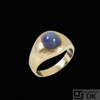 18k Gold Ring with Star Sapphire.