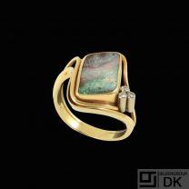 18k Gold & White Gold Ring with Opal and three Diamonds. Total 0,03ct