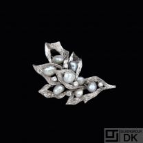 18k White Gold Brooch with Diamonds and Keshi Pearls.