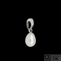 18k White Gold Diamond and large Pearl Pendant.