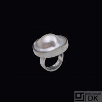 Janne Buchhave Tofteberg. Sterling Silver Ring with Mabé Pearl.