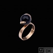 Aage Weimar - Copenhagen. 14k Gold Ring with Onyx.