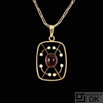 Bent Exner (1932-2006). 14k Gold Pendant with Amethyst and Pearls.