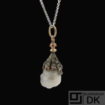 14k Gold Pendant with Oriental Pearl and Diamonds.