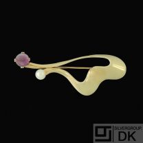 Knud V. Andersen. 14k Gold Brooch with Amethyst and Pearl.