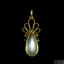 14k Gold Pendant with drop-shaped Moonstone