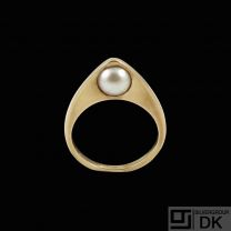 Flemming Kjerulff - Denmark. 14k Gold Ring with Pearl.