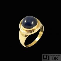 Georg Jensen. 18k Gold Ring #1046 with Star Sapphire - Harald Nielsen.