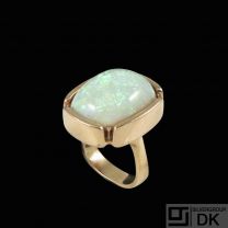 Georg Jensen. Unique 18k Gold Ring with large cabochon Opal.