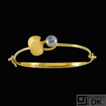 Gail Spence. 18k Gold Bangle with Moonstone.
