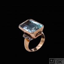 Jørgen Larsen. Art deco 14k Gold Ring with Aquamarine and Diamonds.