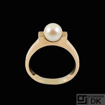 Jean Laglye - Copenhagen. 14k Gold Ring with Pearl - 1960s