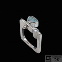 Knud Barslund - Denmark. 14k White Gold Ring with Opal and Diamond.