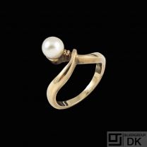 Knud V. Andersen. 14k Gold Ring with Pearl.