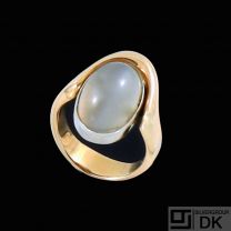 MOLTKE Jewelry - Denmark. 14k Gold & White Gold Ring with Moonstone.