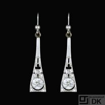 14k White Gold Earrings with numerous Diamonds. Total 1,30ct. 