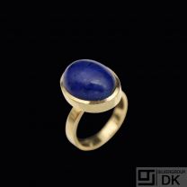 Steen Solodziuk - Copenhagen. 14k Gold Ring with Lapis Lazuli.