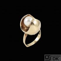 Th. Skat-Rørdam - Copenhagen. 14k Gold Ring with Pearl.
