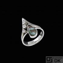 Toftegaard - Denmark. 14k White Gold Ring with Opal og Diamonds.