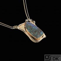 Toftegaard - Denmark. 14k White & Yellow Gold Necklace with Opal og Diamonds 0,16ct.