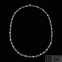 Viggo Wollny - Copenhagen. 14k Gold Necklace with Pearls.