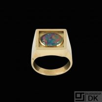 Vilhelm Holmstrup - Copenhagen. 18k Gold Ring with Opal.