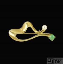 Knud V. Andersen. 14k Gold Brooch with Jade and Pearl.