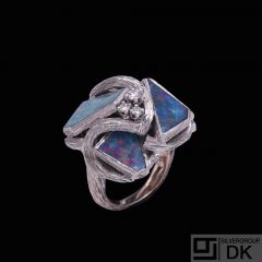 Augustin Julia-Plana. 18K White Gold Ring with Opals and Diamonds.