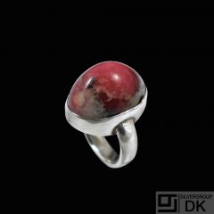 Henry Rikard Karlsson - Denmark. Sterling Silver Ring with Tugtupit.